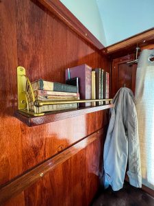 Livre et manteau